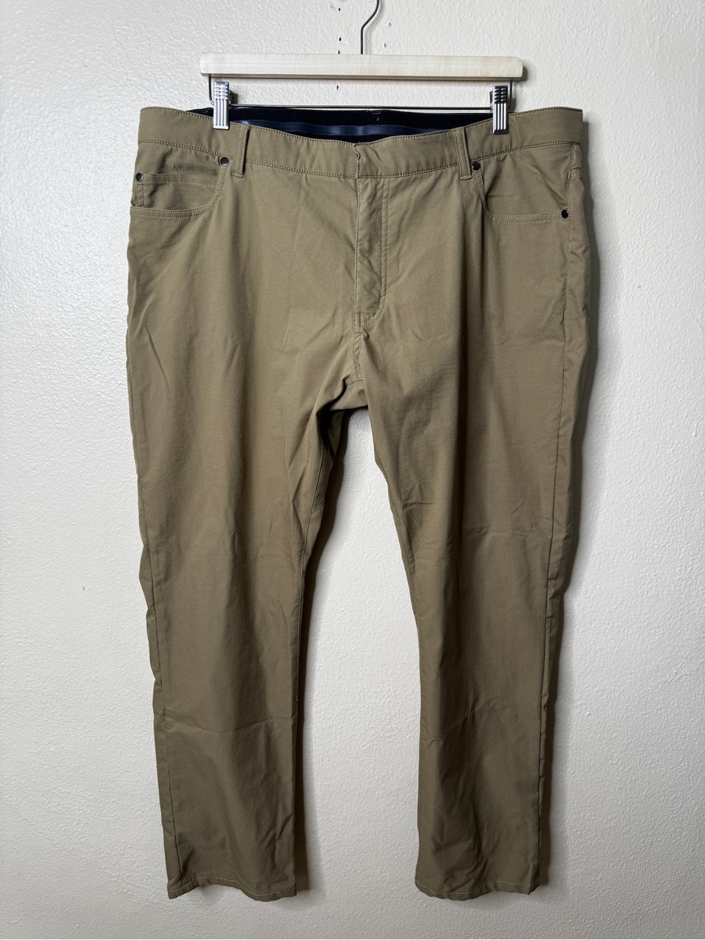 Nike Men’s Khaki Tan Golf Pants 40x32 Five Pocket Flat Front Casual Performance